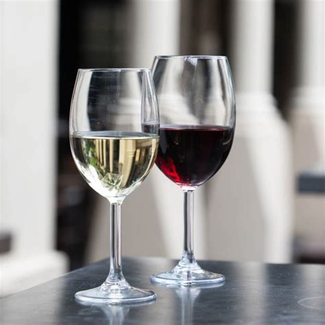 Голяма стъклена чаша за червено вино и бяло вино.