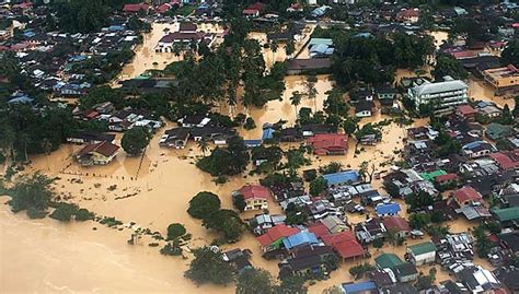 Fire and rescue dept called in to help people trapped in their vehicles. Does heavy rain equal massive floods? | Free Malaysia Today