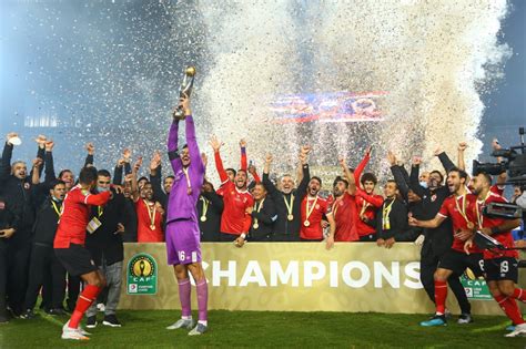 أجرى بيتسو موسيماني المدير الفني للأهلي تغيير واحد فقط على تشكيل فريقه لمواجهة الاتحاد السكندري بينما احتفظ موسيماني بباقي تشكيل فريقه الذي خاض به نهائي إفريقيا قبل أيام أمام الزمالك. مؤمن زكريا يزين الاحتفالات الأهلاوية باللقب التاسع فى دورى ...