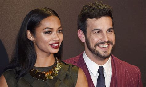 A este año nuevo le pido quedarme como estoy, que ya es mucho. ¡Por fin! El amor de Mario Casas y Berta Vázquez en una ...