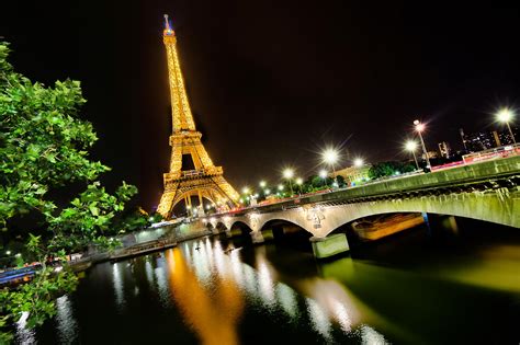 برج إيفل هو أطول المبانى في مدينة باريس و فيإيل دو فرانس، ويعادل إلى معرض باريس العالمي, سنة إنّ أشعة الضوء الموجهة من الأسفل نحو الأعلى تضيء برج ايفل من داخل هيكله. صور برج ايفل 2018 خلفيات باريس برج ايفل | مصراوى الشامل