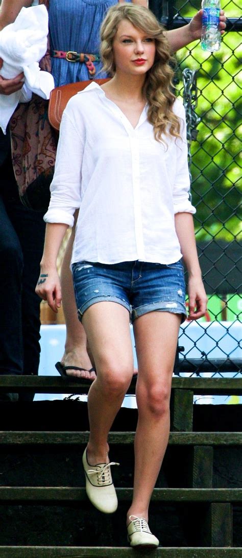 Taylor Swift Walking In Manhattan June 2011 7 For All Mankind