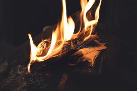 Le Burning De Livre En Flammes De Vieux Souvenirs A Disparu Pour