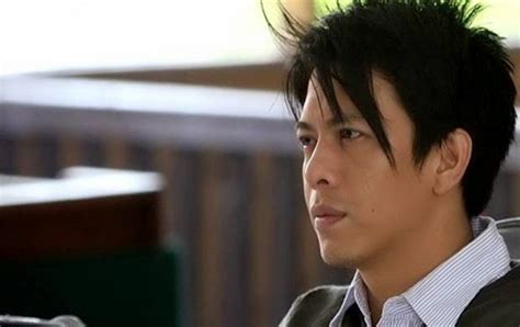 Model rambut ariel noah terbaru keren dan laki banget via rambutterbaru.com. Gaya Rambut Ariel Noah 2000 - 2015 | Model Rambut Gaya