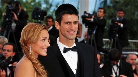Novak đoković plasirao se u drugo kolo vimbldona, pošto je na startu turnira pobedio džeka drejpera sa 4:6, 6:1, 6:2, 6:2. Novak Djokovic and his wife Jelena are expecting a baby girl!