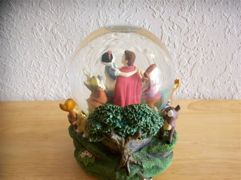 Disney Snow White And Seven Dwarfs Snow Globe Snowglobes