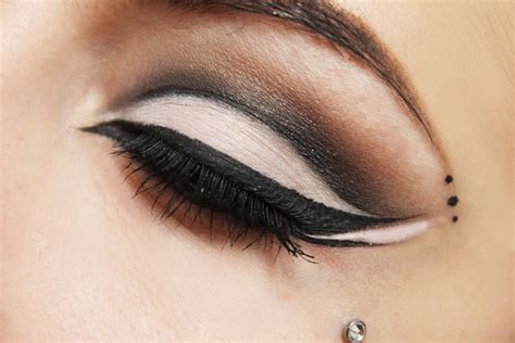 Dramatic Cat Eye Tutorial With Optional Halloween Makeup Cat Eye