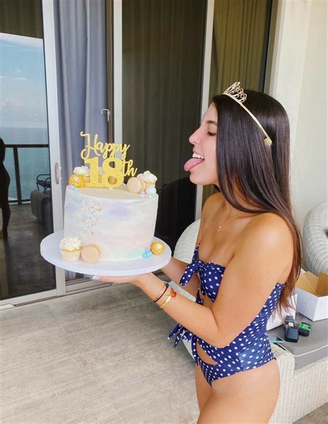 Pin By 🤍🦋𝖘𝖘𝖔𝖋𝖎𝖎𝖆𝖆𝖆´𝖘🤍🦋 On Fotografía Birthday Photoshoot Cute Birthday Pictures Women Party