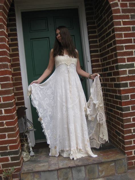 Vestiti crochet e vestiti con ricami applicati. Weddingzilla: Alternative Wedding Dresses