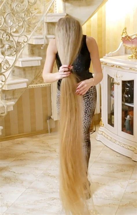 Video Rapunzels Blonde Hair Dance In 2020 Long Hair