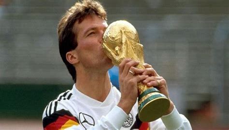 يتكون فريق كرة القدم الألماني من مجموعة مختارة من أفضل اللاعبين حيث سجل ثمانية نهائيات لكأس العالم بما في ذلك أربعة انتصارات (1954 و 1974 و 1990 و 2014). صور| أبرز اللاعبين الذي خاضوا 100 مباراة مع منتخب ألمانيا ...