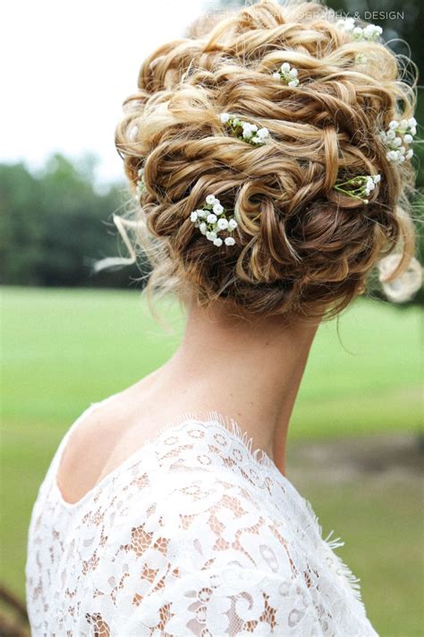 33 Modern Curly Hairstyles That Will Slay On Your Wedding
