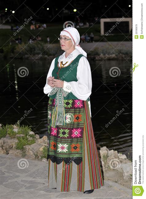 mulheres adultas lituanas dancarinos  folclore imagem