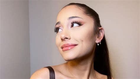 Ariana Grandes Viral Eyeliner Trick You Need To Try Right Now