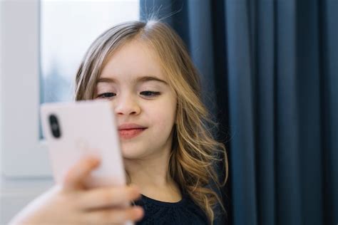 Retrato De Una Linda Chica Tomando Selfie Con Teléfono Móvil Foto Gratis