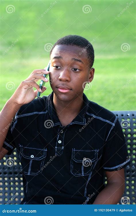 Adolescente Negro Hablando Por Su Celular Imagen De Archivo Imagen De