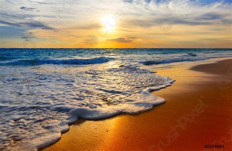 Landschaft Mit Wunderschönem Tropischen Strand Bei Sonnenuntergang