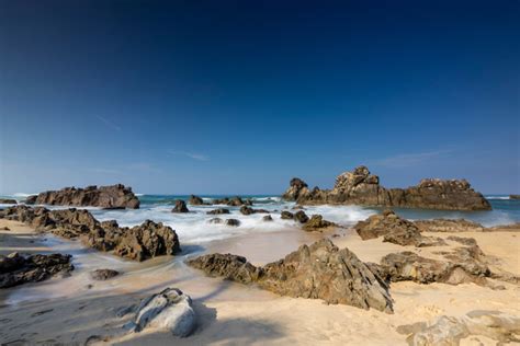 Pantai karang bolong terlihat eksotis, yang merupakan salah satu tempat wisata pantai yang ada di pacitan, selain pantai klayar. 5 Pantai Eksotis di Kawasan Banten | BukaReview