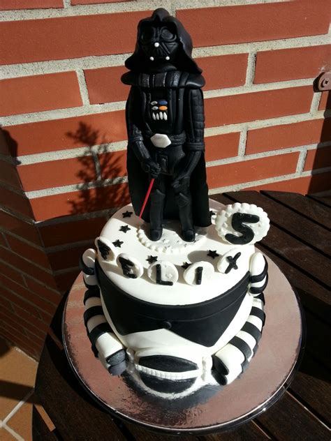 Ook het doodmartelen van dieren bleek tot de vaste onderdelen van de ceremonie te behoren, en altijd onberispelijk in kostuum. Días de Azúcar: TARTA DARTH VADER