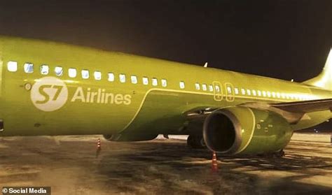 El Avión De Pasajeros Boeing 737 Se Ve Obligado A Realizar Un