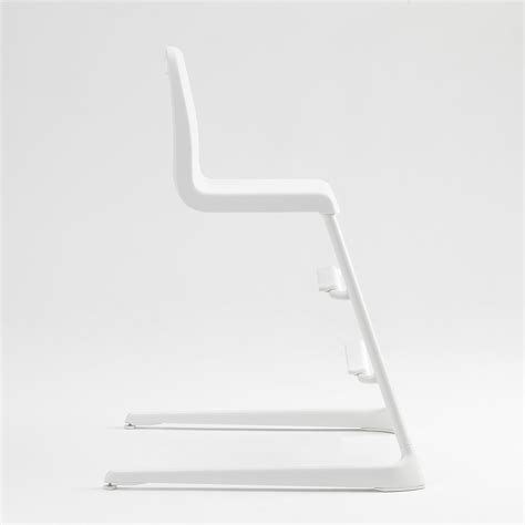 Juniorstuhl hoch genug für den esstisch, und mit bequemer unterstützung für die füße. LANGUR Juniorstuhl - weiß - IKEA Deutschland