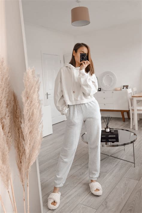7 Comfortable And Chic Working From Home Outfits To Copy In 2023