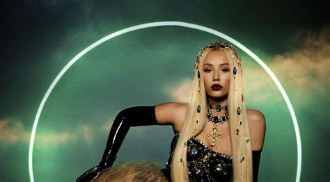 Iggy Azalea Stuns In New Vid Showing Off Her Glam Makeup And Blonde Hair While In Nothing But A