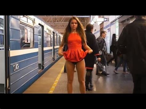 Mujer Rusa Se Levanta La Falda Para Protestar Contra El Acoso Sexual Youtube