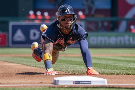 Ronald Acuña Jr. logra el primer hit y la primera base robada de la