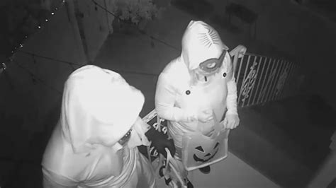 Nyc Dad Fights Off Armed Robbers Posing As Trick Or Treaters Trying To