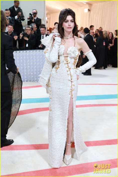 Anne Hathaway In Atelier Versace Met Gala 2023 Gossip Rocks Too