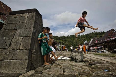 Stone Jumping In Indonesia Photo 1 Pictures Cbs News