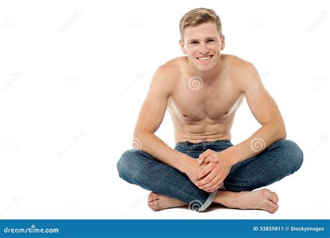 Hemdloser Mann Der Auf Dem Boden Sitzt Stockbild Bild Von Kerl Ruhe