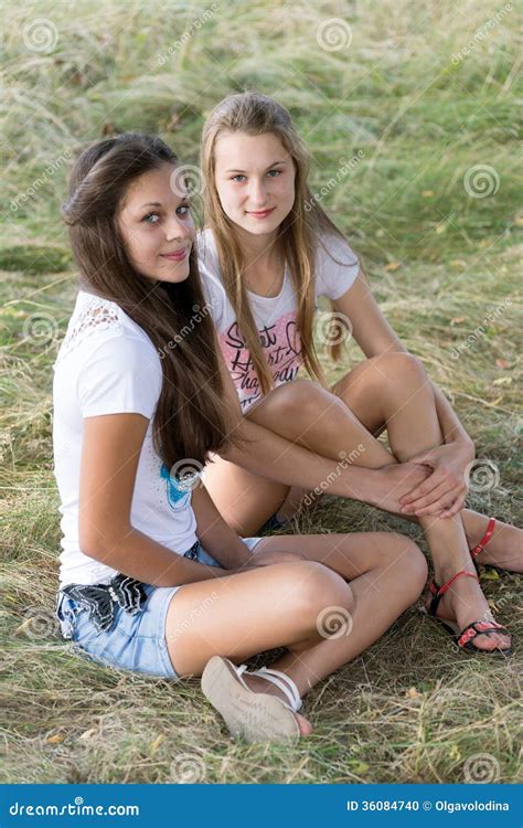 Zwei Mädchen Von Jahren Auf Natur Stockfoto Bild von luft jugendliche