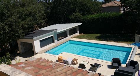 Une dépendance, un bâtiment qui constitue une annexe d'un bâtiment principal. Dependance moderne au calme avec piscine, Rochefort-du ...