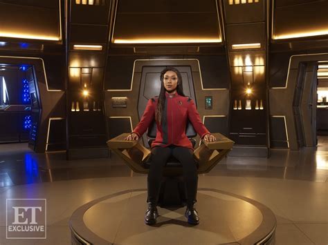 Star Trek Discovery See Sonequa Martin Green In The Captains Chair