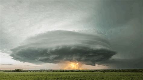 Watch This Insanely Terrifying Supercell Thunderstorm