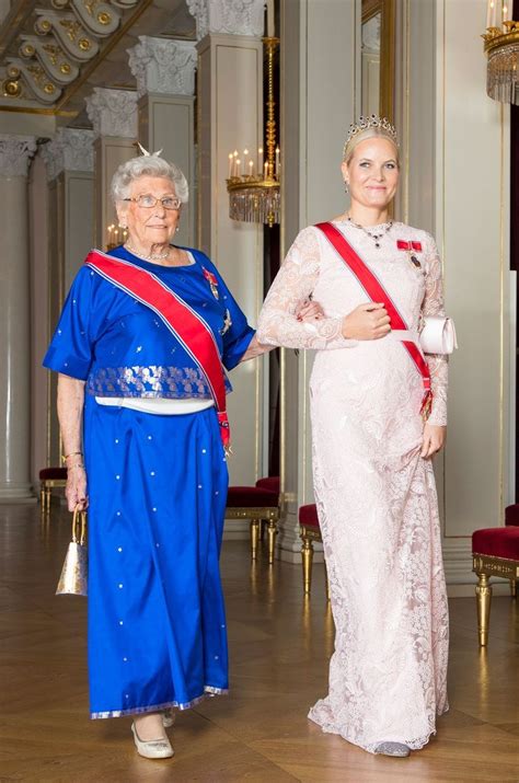 Es wurden noch keine kommentare verfasst! Mette-Marit de Norvège radieuse, coiffée du diadème d ...