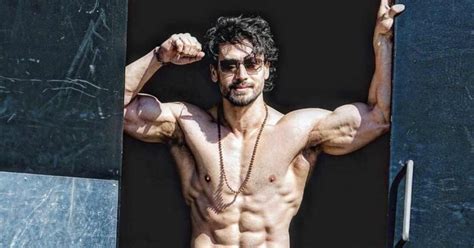 Tiger Shroff Flaunts His Droolworthy Abs Says Kicking My Own A S