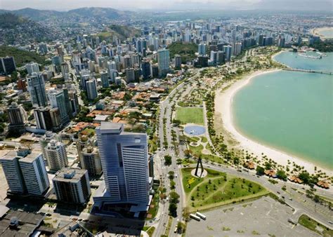 Vitória é cercada pela baía de vitória e é uma ilha de tipo fluviomarinho, mas outras 34 ilhas e uma porção continental também fazem parte do município, perfazendo um total de 93,381 km². Fotos de Vitória - ES | Cidades em fotos