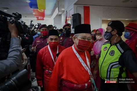 Datuk seri najib tun razak mengumumkan perletakan jawatan beliau sebagai presiden umno dalam satu sidang akhbar di pwtc jam 3 petang tadi. Ku Li gesa menteri Umno letak jawatan hari ini | MalaysiaNow