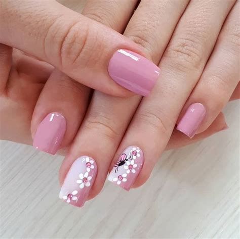 La discreción es sin duda el color blanco… pero no siempre es así. uñas rosadas, flores blancas | Decoración de uñas | Uñas ...