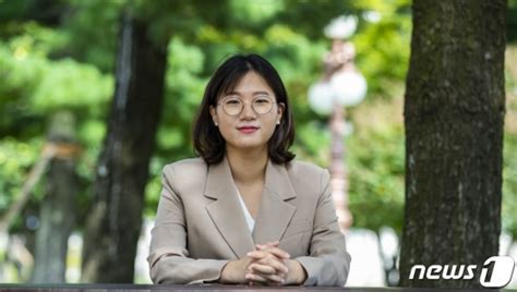 대부분 이준석 돌풍으로 대표되는 국민의힘 쪽 변화를 의식한 것이라는 말이 많은데, 지금 커뮤니티에서 뜨거운 화제가 되고 있는 박성민 최고위원의. '제1회 청년의날' 기념 맞아…정치권 "청년이 정치적 주체돼야 ...