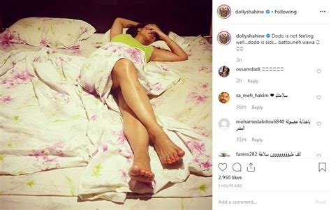 فنانة لبنانية تُهاجم بسبب صورة على السرير بطنها واوا