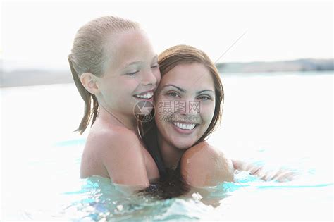 户外游泳池中母亲和女儿高清图片下载 正版图片501840027 摄图网