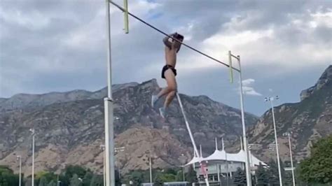 La finale du saut à la perche femme des universiades 2019 à naples. Un athlète se coupe les testicules en retombant sur sa ...