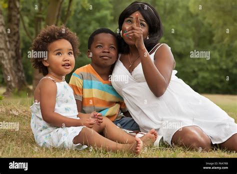 Madre Africana Y Sus Hijos Se Divierten En La Naturaleza Fotografía De