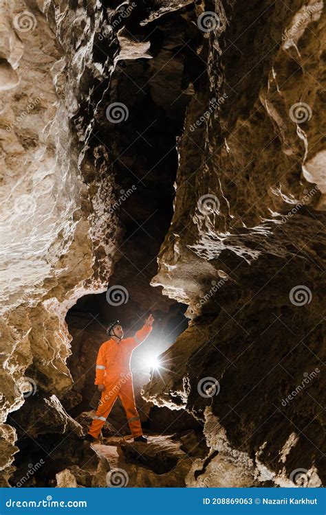 Hombre Caminando Y Explorando La Caverna Oscura Con El Faro Claro Bajo
