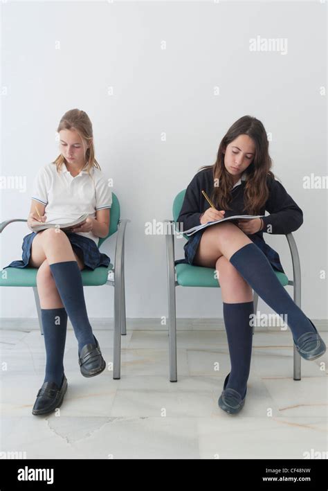 Dos Niñas Que Vestían Uniformes Sentarse En Sillas Haciendo El Trabajo Escolar Benalmadena
