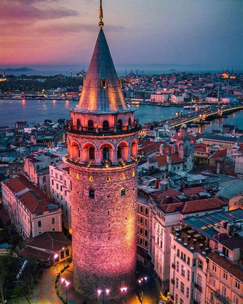 Istanbul is the largest city in turkey and the country's economic, cultural and historic center. 🗺 - La sélection de la rédac' - 🗺 • • 🇹🇷 Istanbul est à l ...